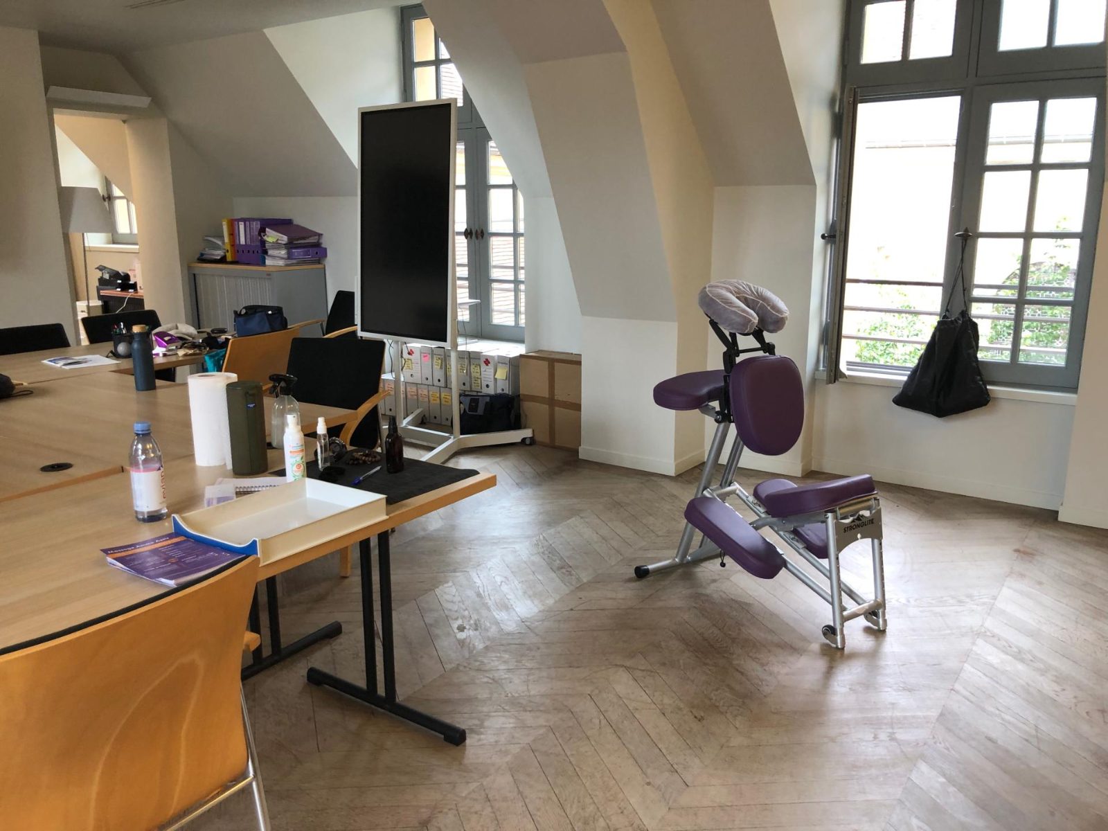 Chaise de massage installée dans un bureau