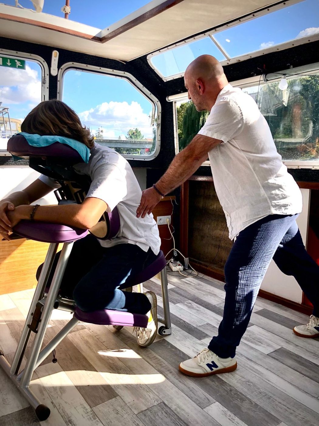 Séance d’Amma assis lors d’un événement sur une péniche