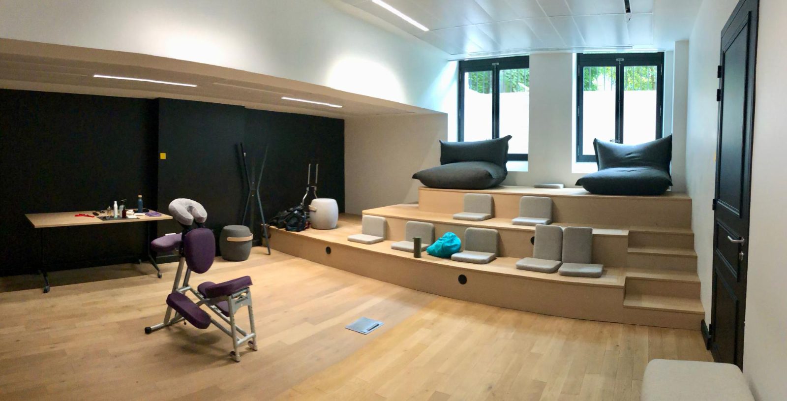 Espace de massage installé dans une salle de réunion